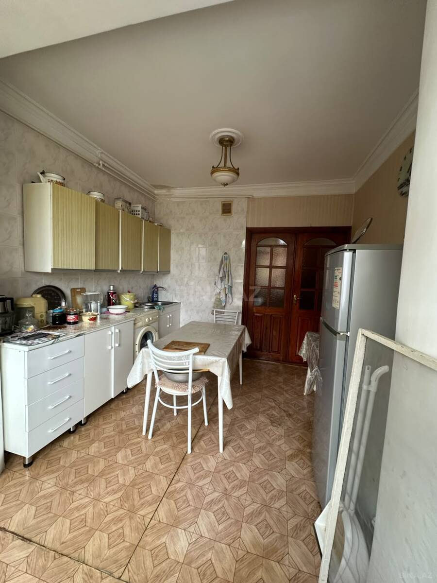 3 otaqlı Köhnə tikili, Bakıxanov q., Bakı