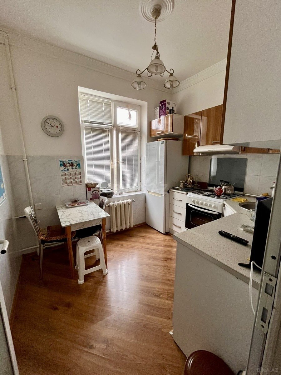 2 otaqlı Köhnə tikili, Elmlər Akademiyası m., Bakı