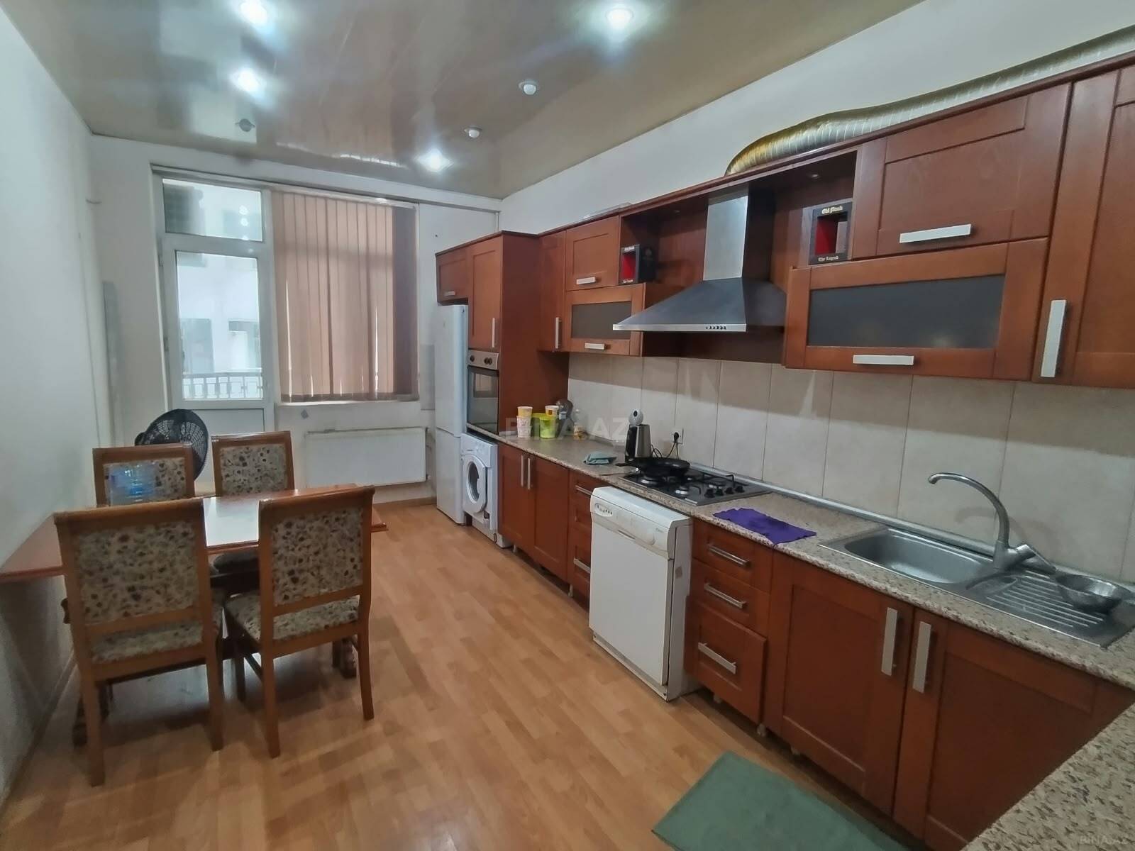 4 otaqlı Yeni tikili, Nizami m., Bakı
