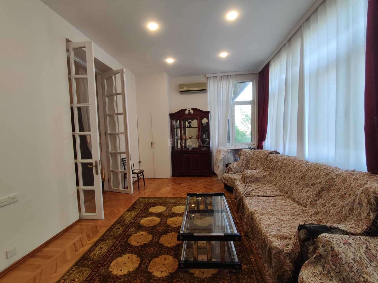 4 otaqlı Köhnə tikili, Nizami m., Bakı