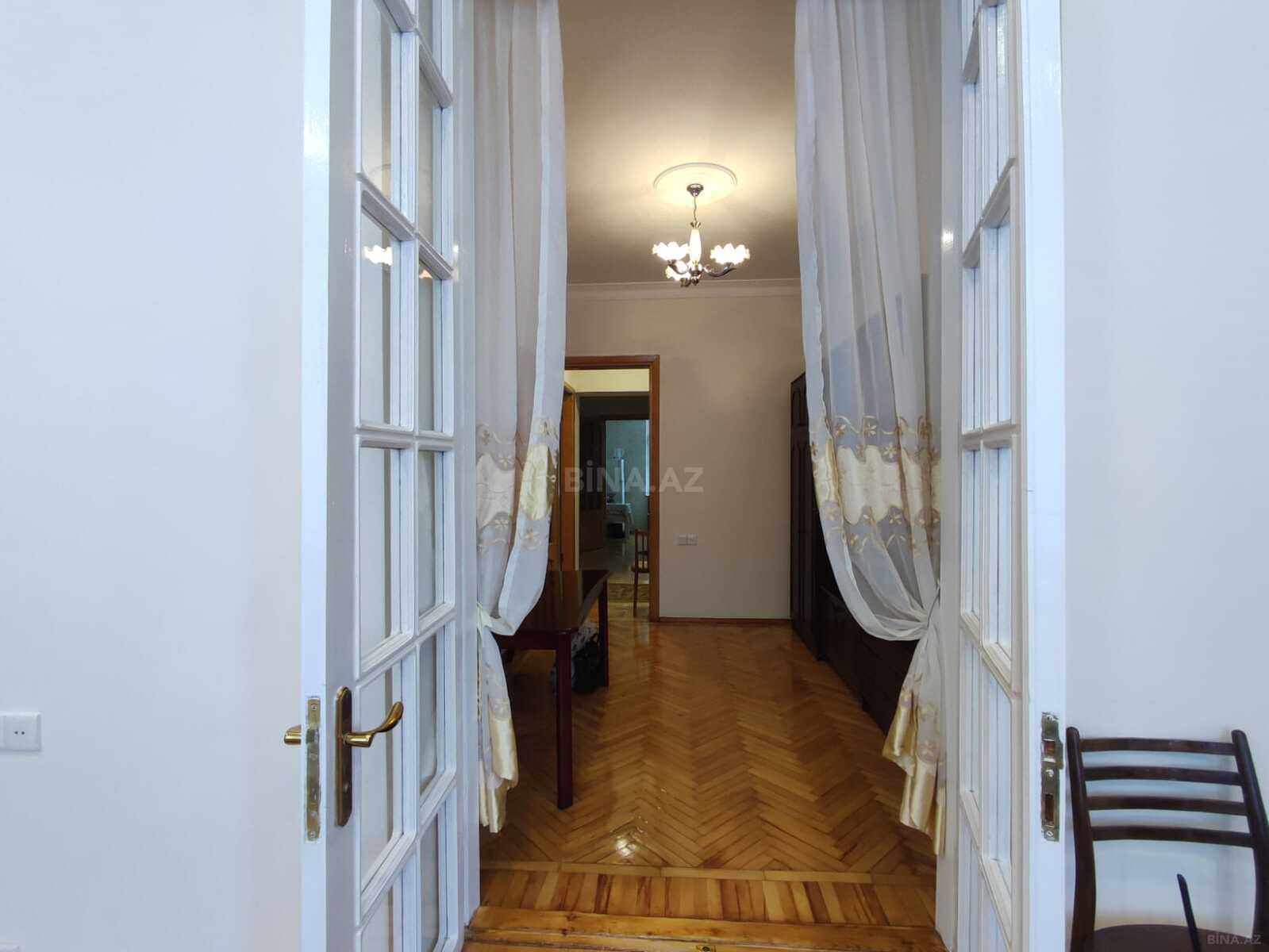 4 otaqlı Köhnə tikili, Nizami m., Bakı