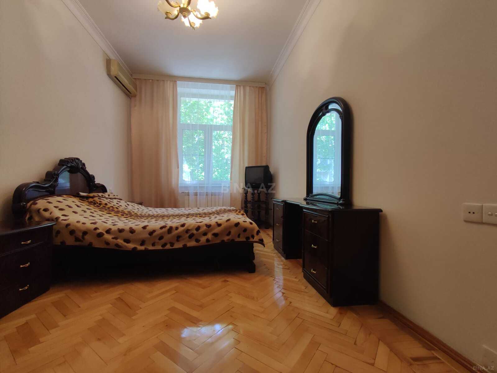 4 otaqlı Köhnə tikili, Nizami m., Bakı