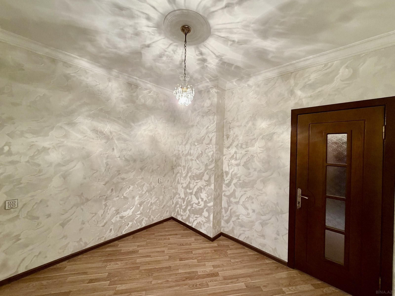 3 otaqlı Köhnə tikili, Xalqlar Dostluğu m., Bakı