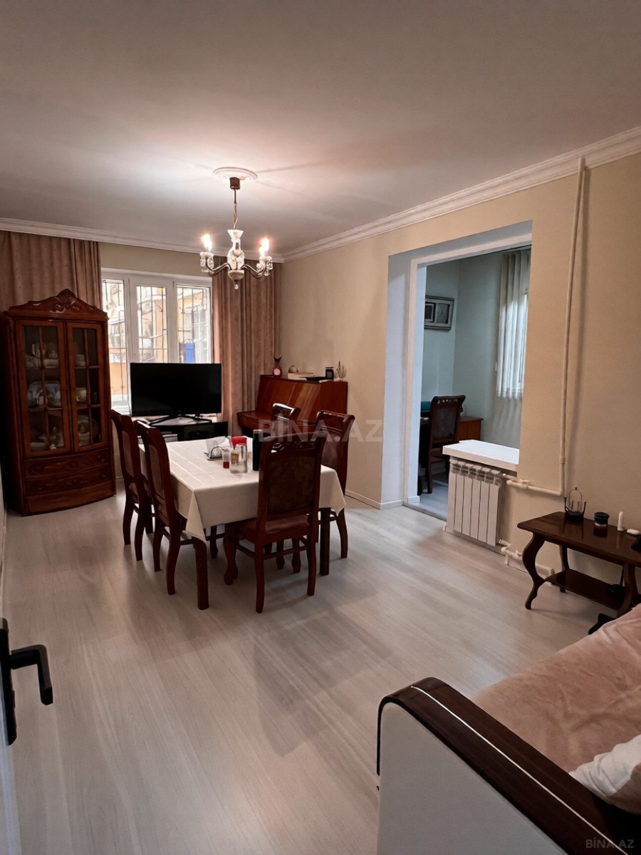3 otaqlı Köhnə tikili, Memar Əcəmi m., Bakı