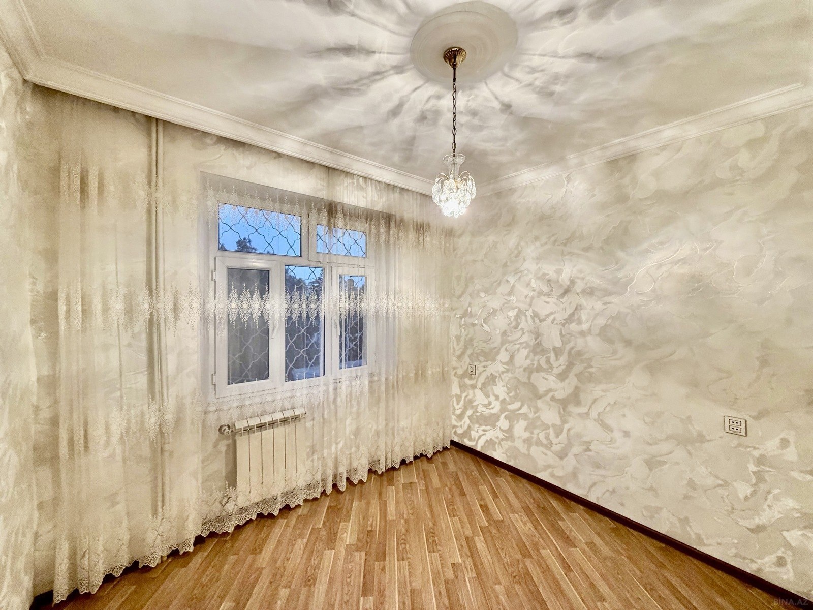 3 otaqlı Köhnə tikili, Xalqlar Dostluğu m., Bakı