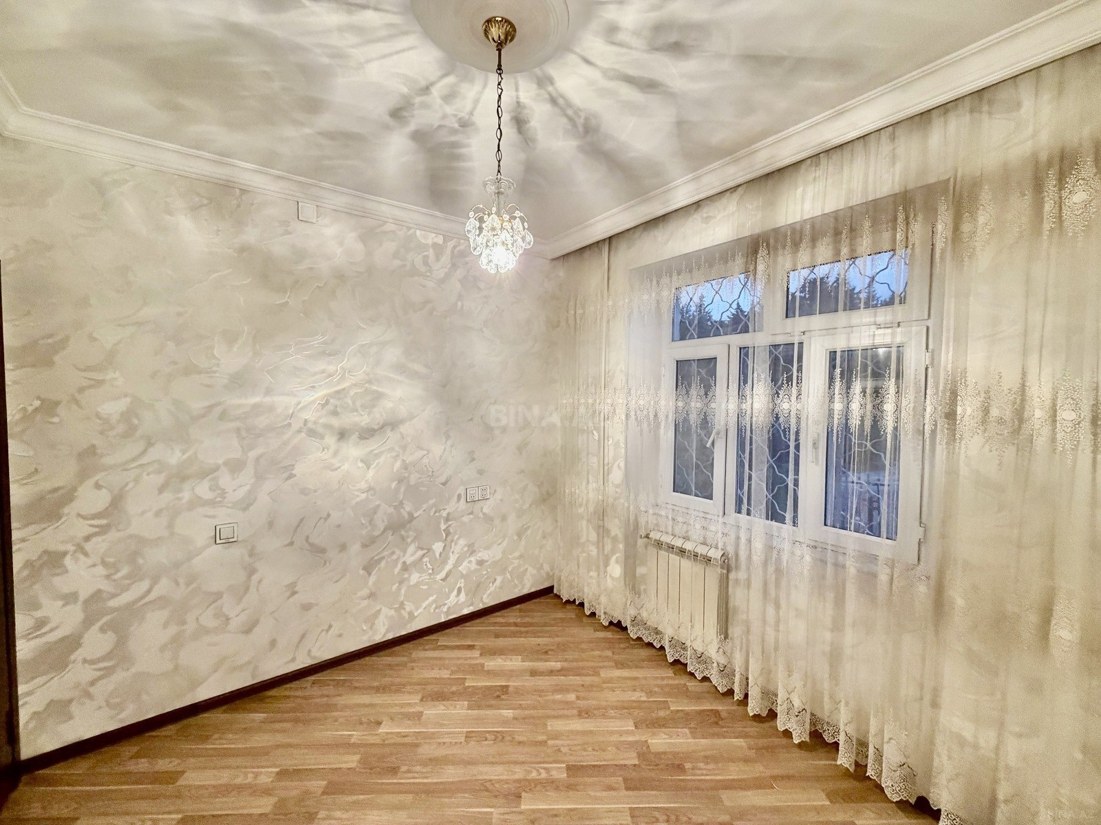 3 otaqlı Köhnə tikili, Xalqlar Dostluğu m., Bakı