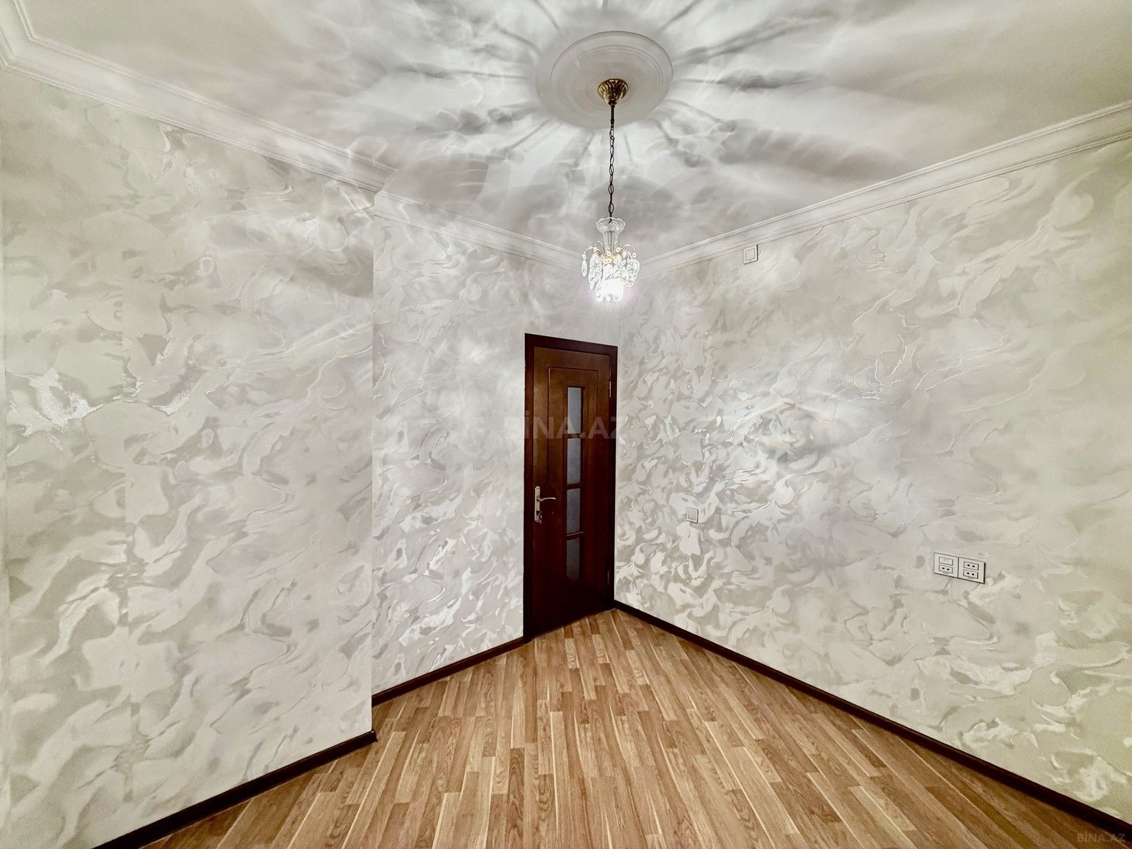 3 otaqlı Köhnə tikili, Xalqlar Dostluğu m., Bakı