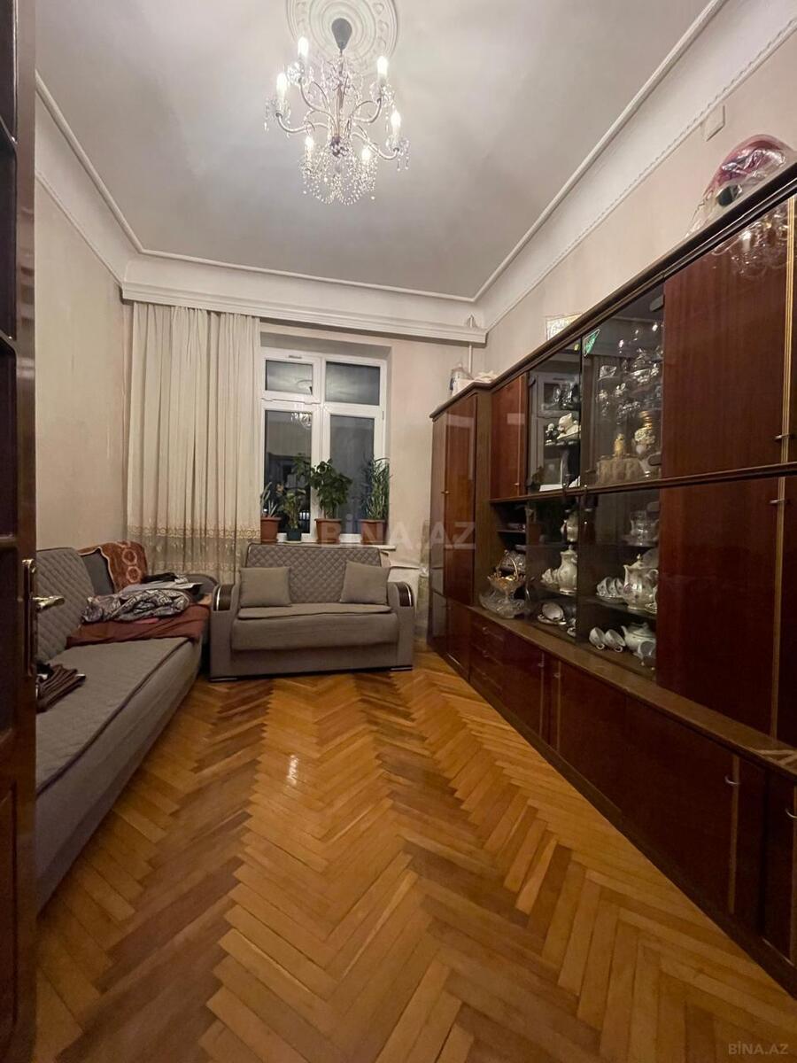 5 otaqlı Köhnə tikili, Elmlər Akademiyası m., Bakı