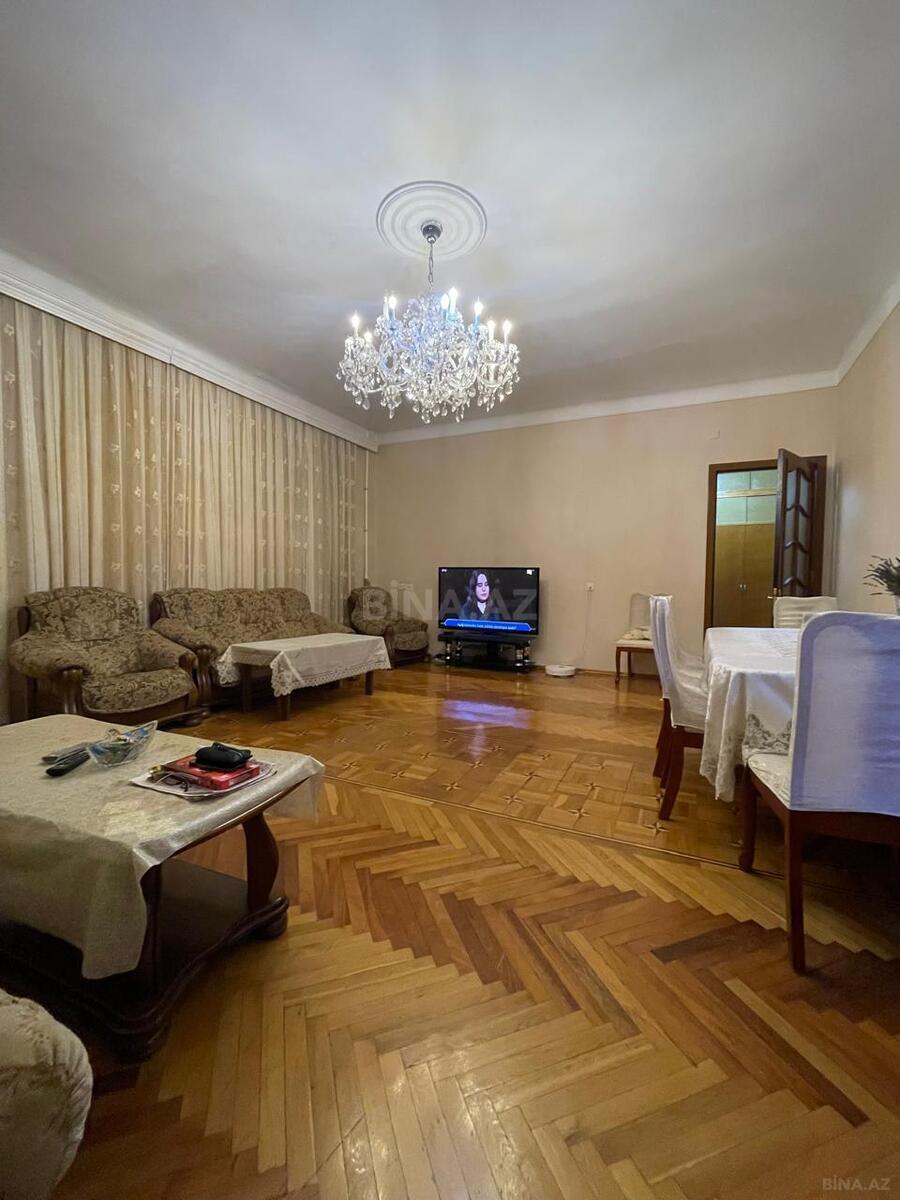 5 otaqlı Köhnə tikili, Elmlər Akademiyası m., Bakı