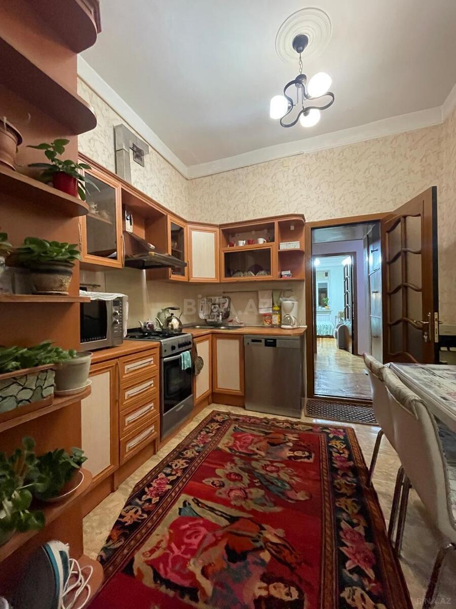 5 otaqlı Köhnə tikili, Elmlər Akademiyası m., Bakı