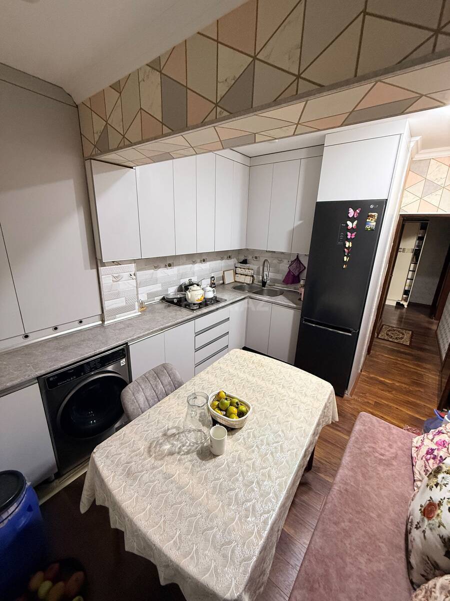 4 otaqlı Köhnə tikili, Bakıxanov q., Bakı