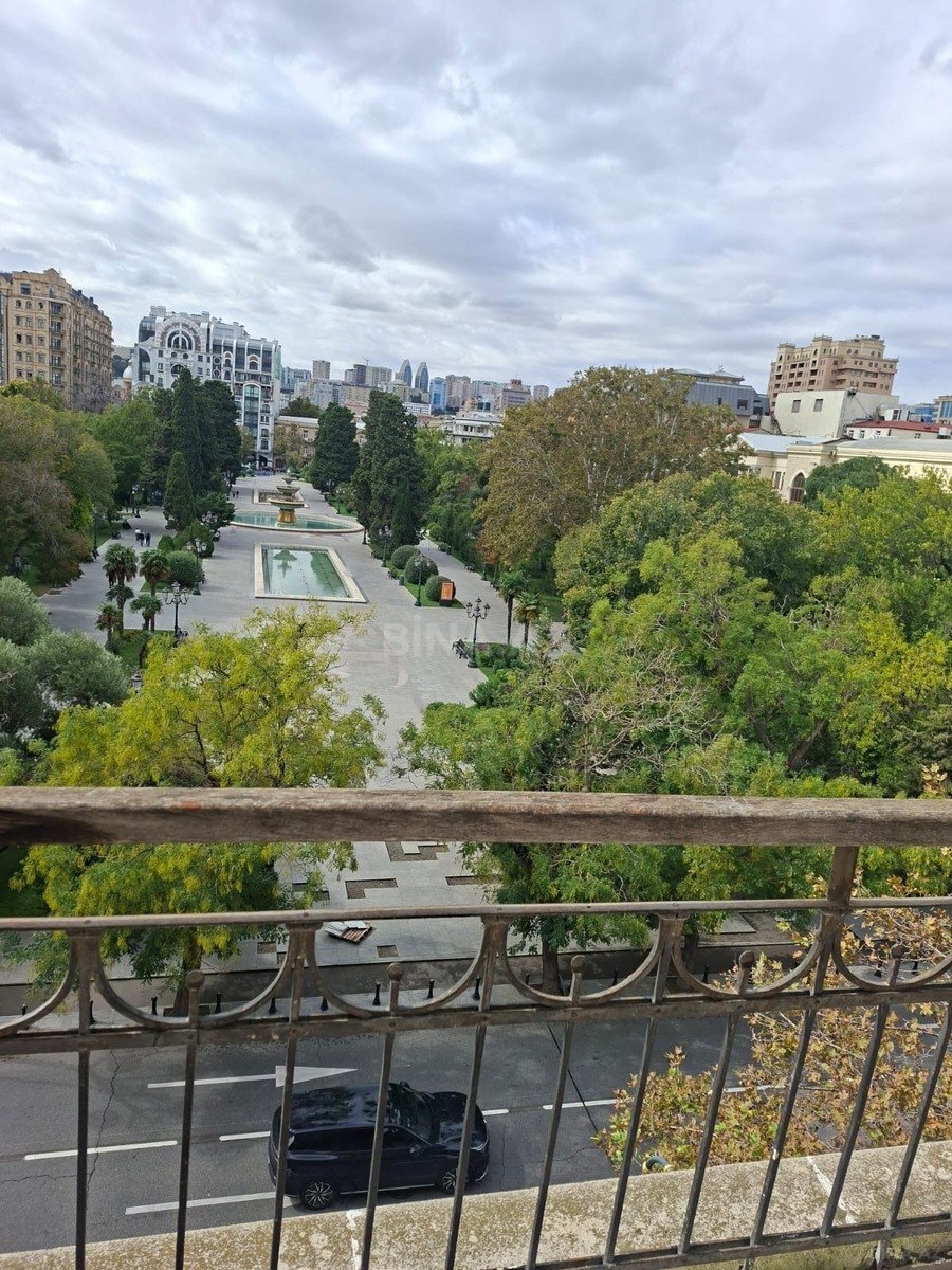 3 otaqlı Köhnə tikili, Sahil m., Bakı
