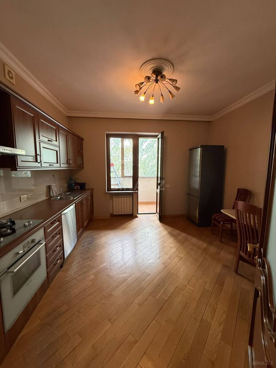 4 otaqlı Köhnə tikili, Nizami m., Bakı