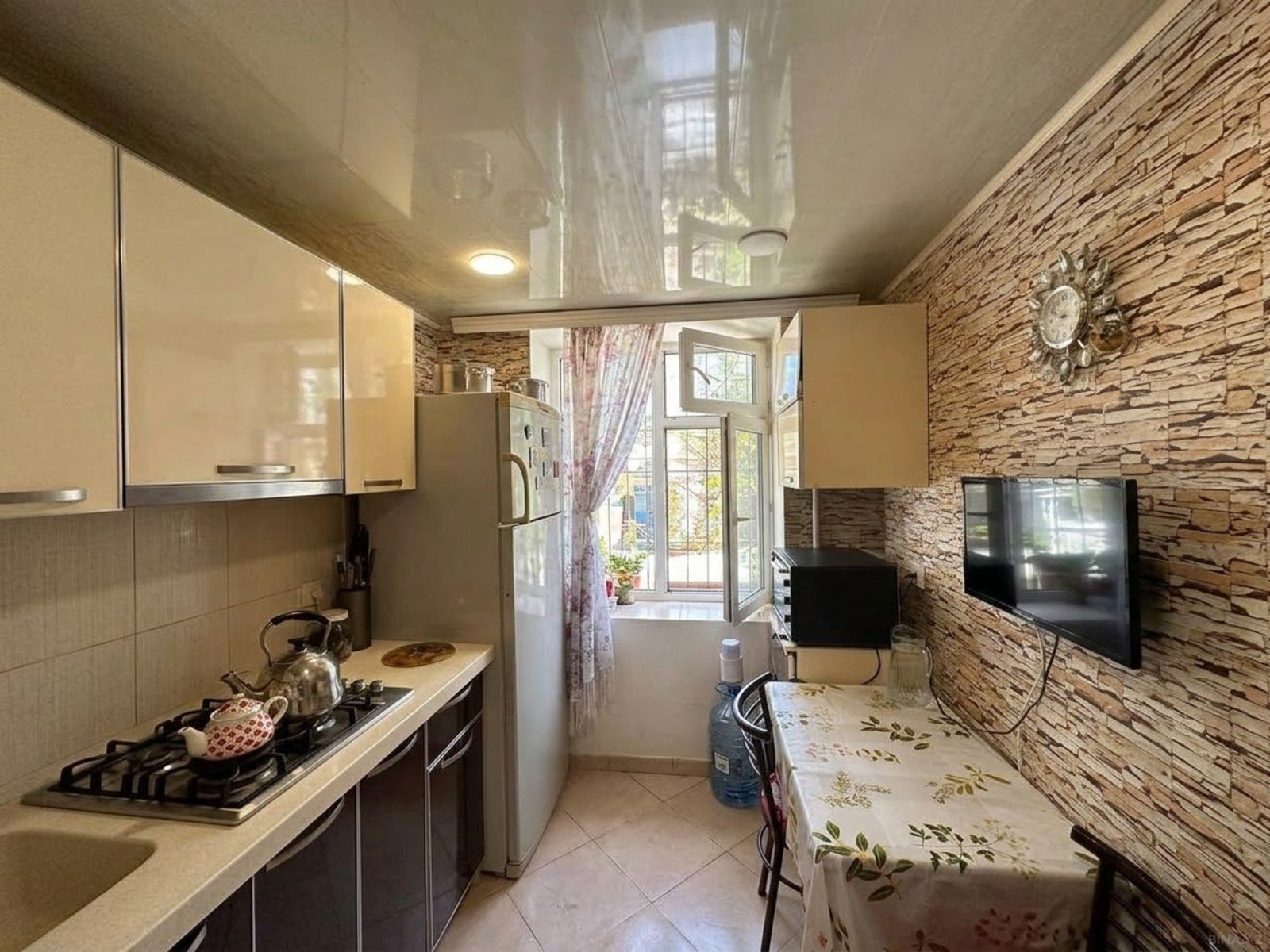 3 otaqlı Köhnə tikili, Nizami m., Bakı