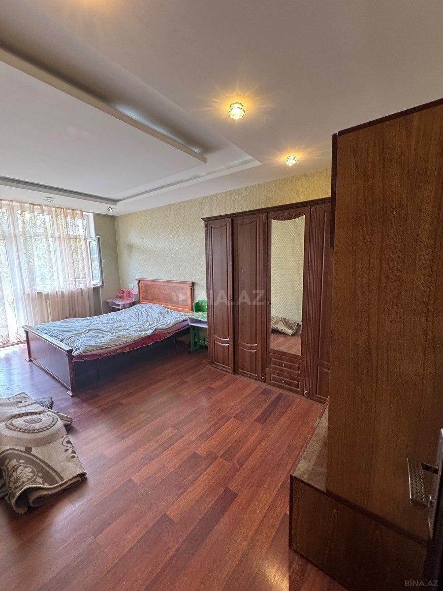 3 otaqlı Köhnə tikili, Bakıxanov q., Bakı