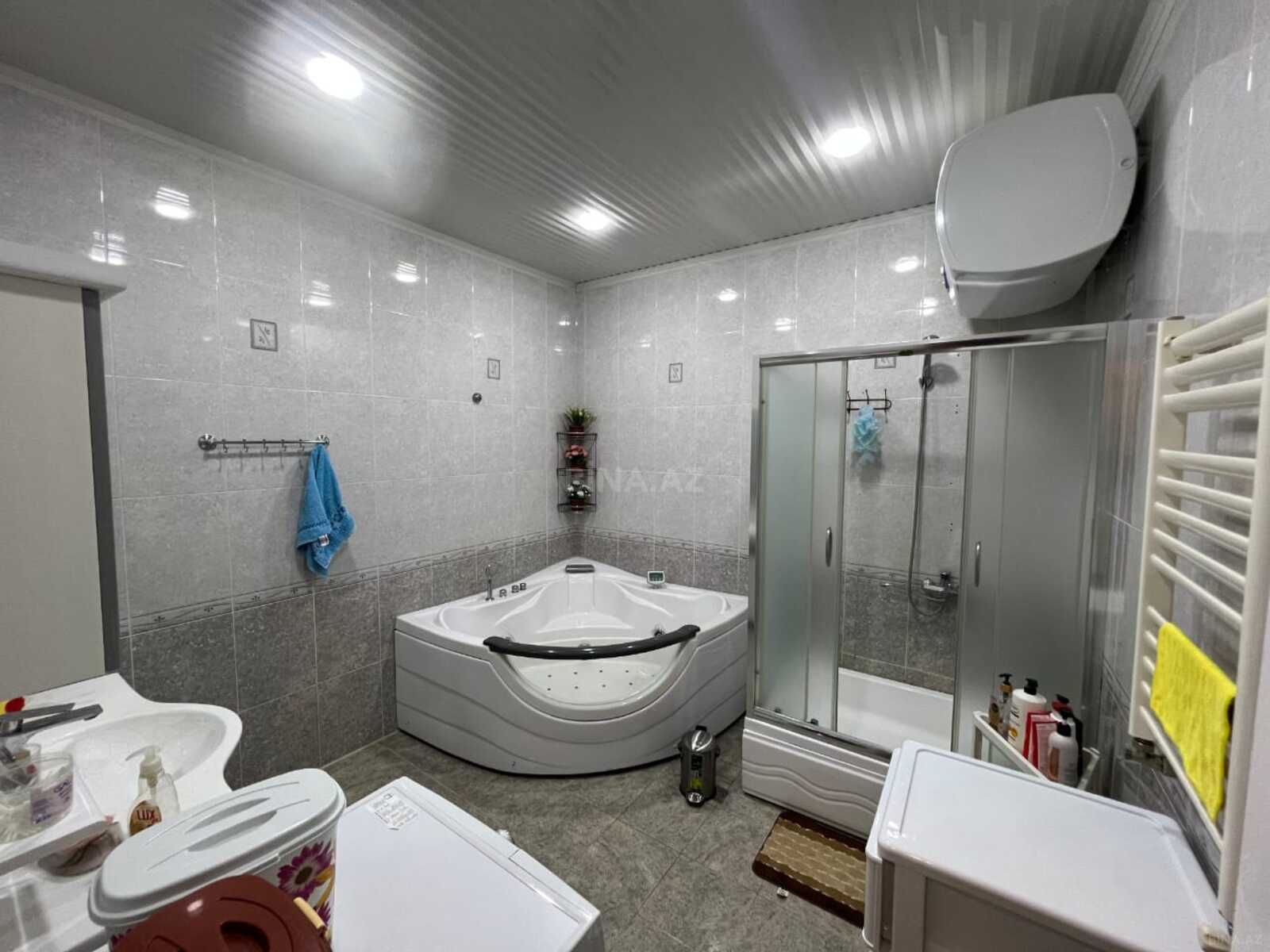 3 otaqlı Köhnə tikili, Şah İsmayıl Xətai m., Bakı