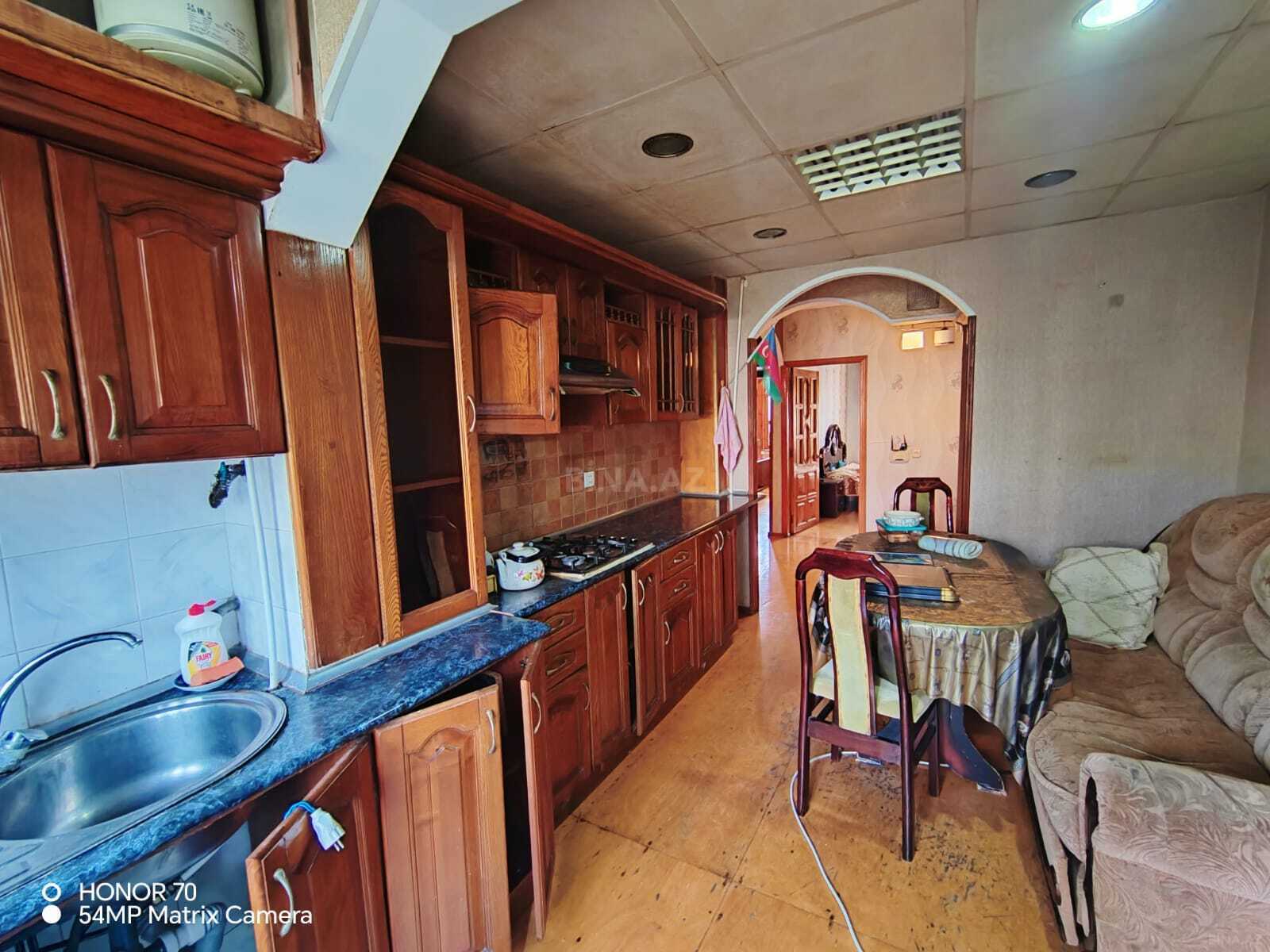 3 otaqlı Köhnə tikili, Həzi Aslanov m., Bakı