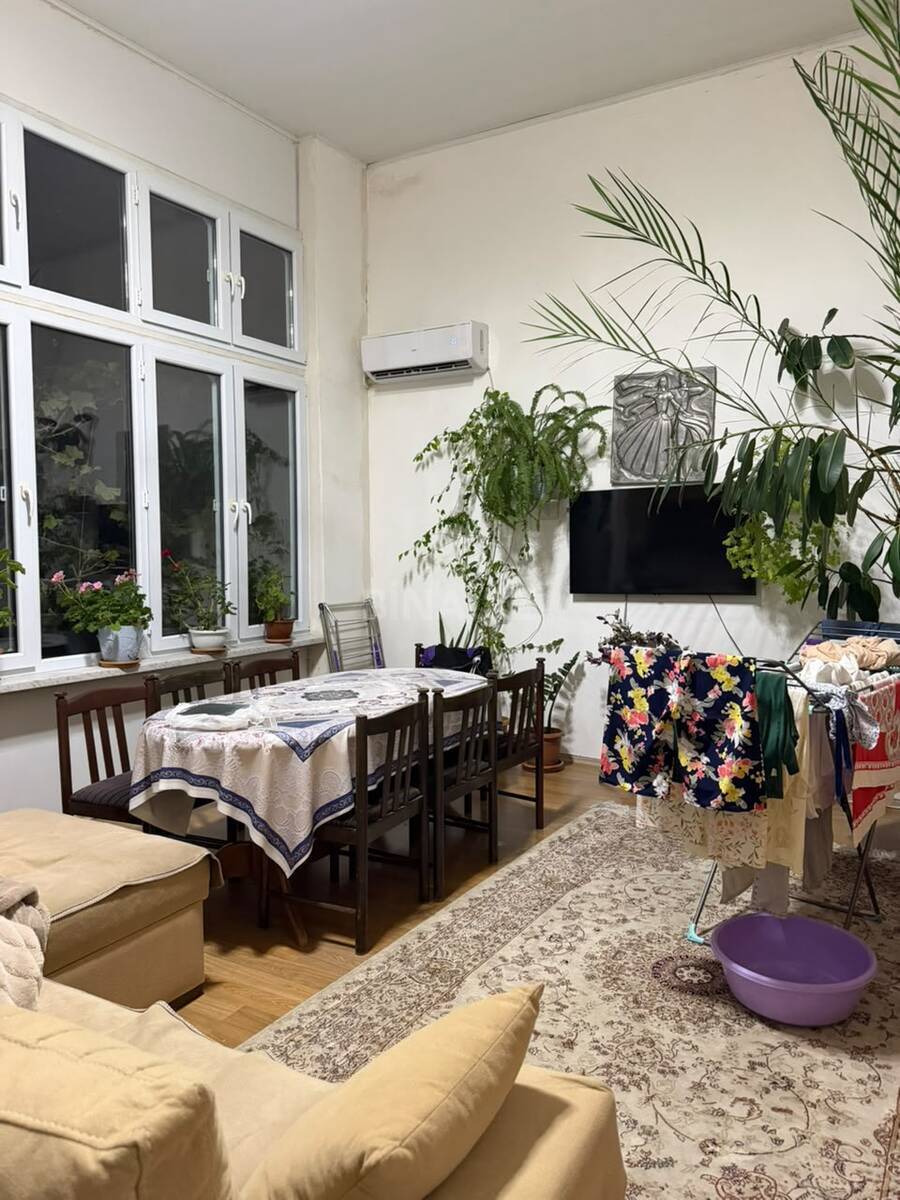 5 otaqlı Köhnə tikili, Şah İsmayıl Xətai m., Bakı