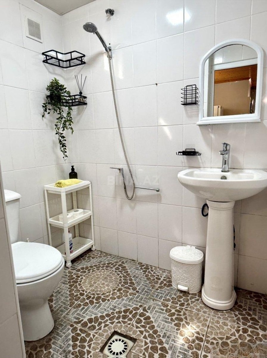2 otaqlı Köhnə tikili, Elmlər Akademiyası m., Bakı