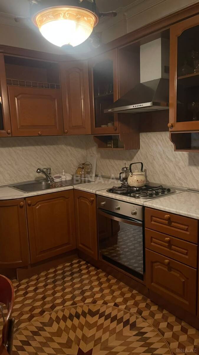 4 otaqlı Köhnə tikili, Elmlər Akademiyası m., Bakı