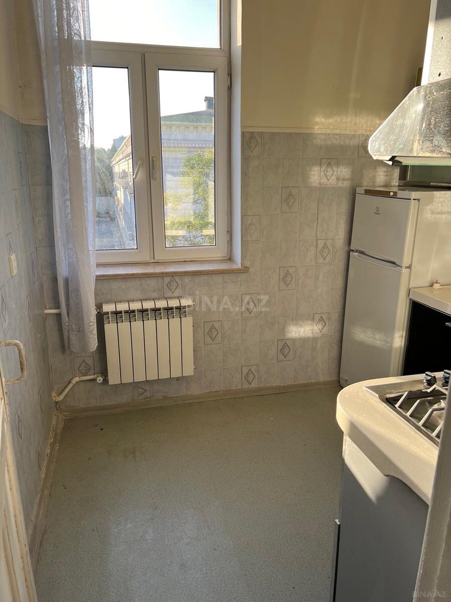 2 otaqlı Köhnə tikili, Elmlər Akademiyası m., Bakı