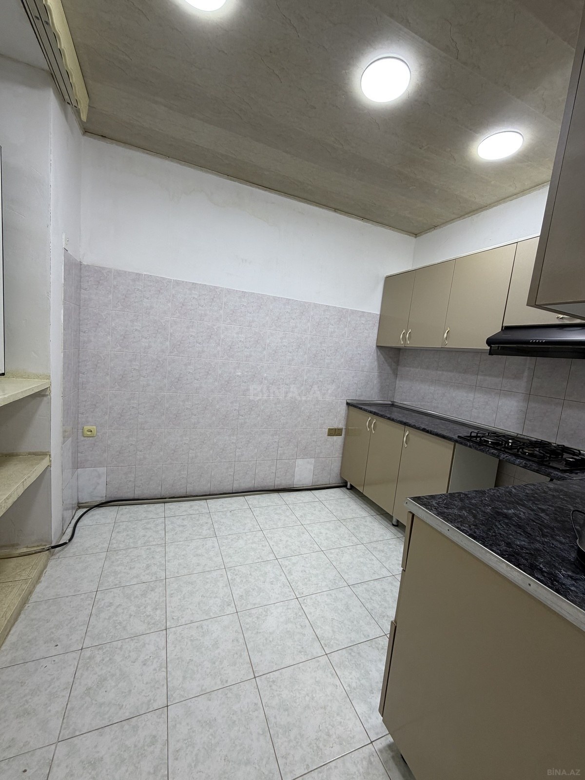 3 otaqlı Köhnə tikili, Həzi Aslanov q., Bakı