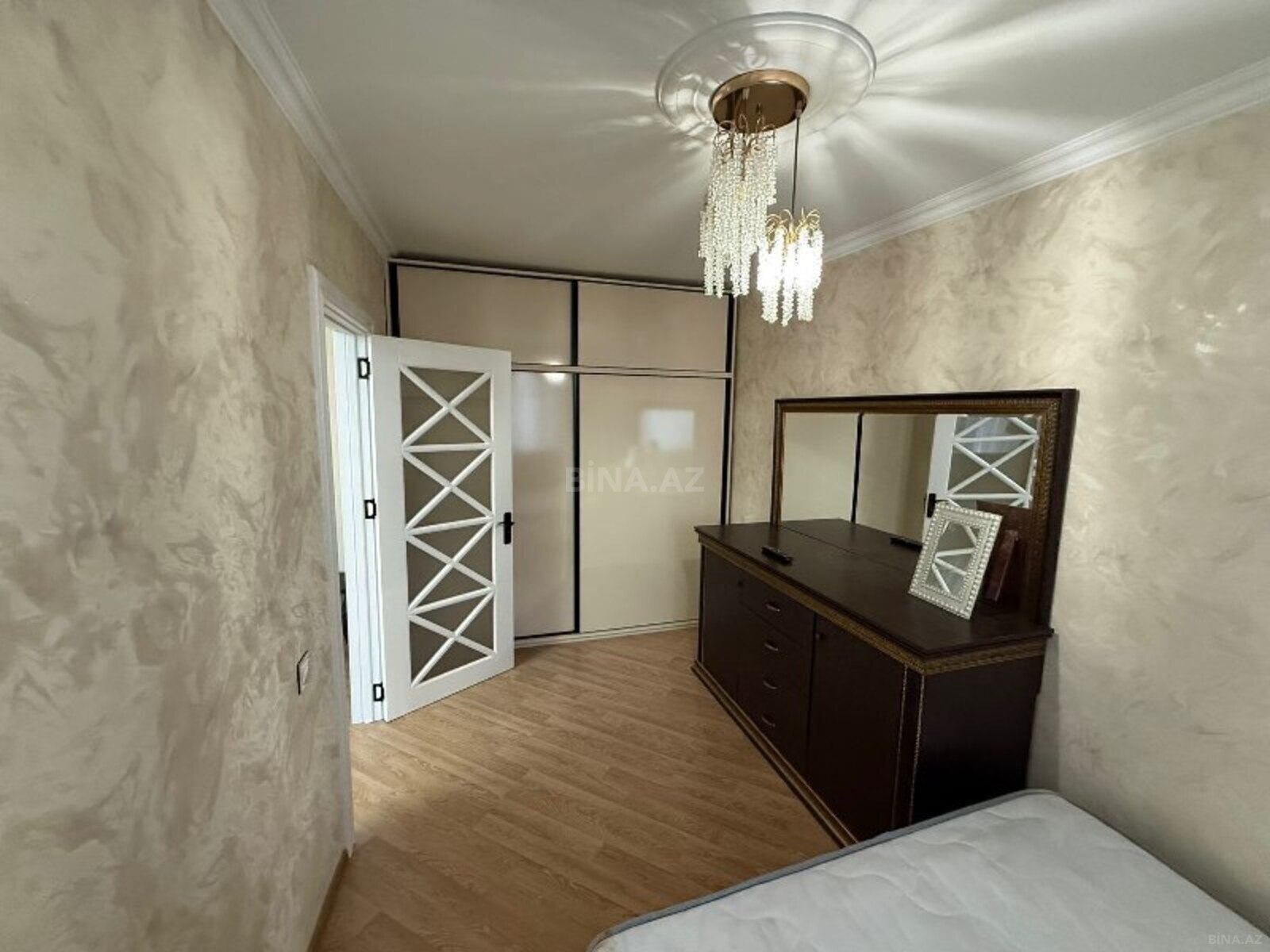 3 otaqlı Köhnə tikili, Elmlər Akademiyası m., Bakı