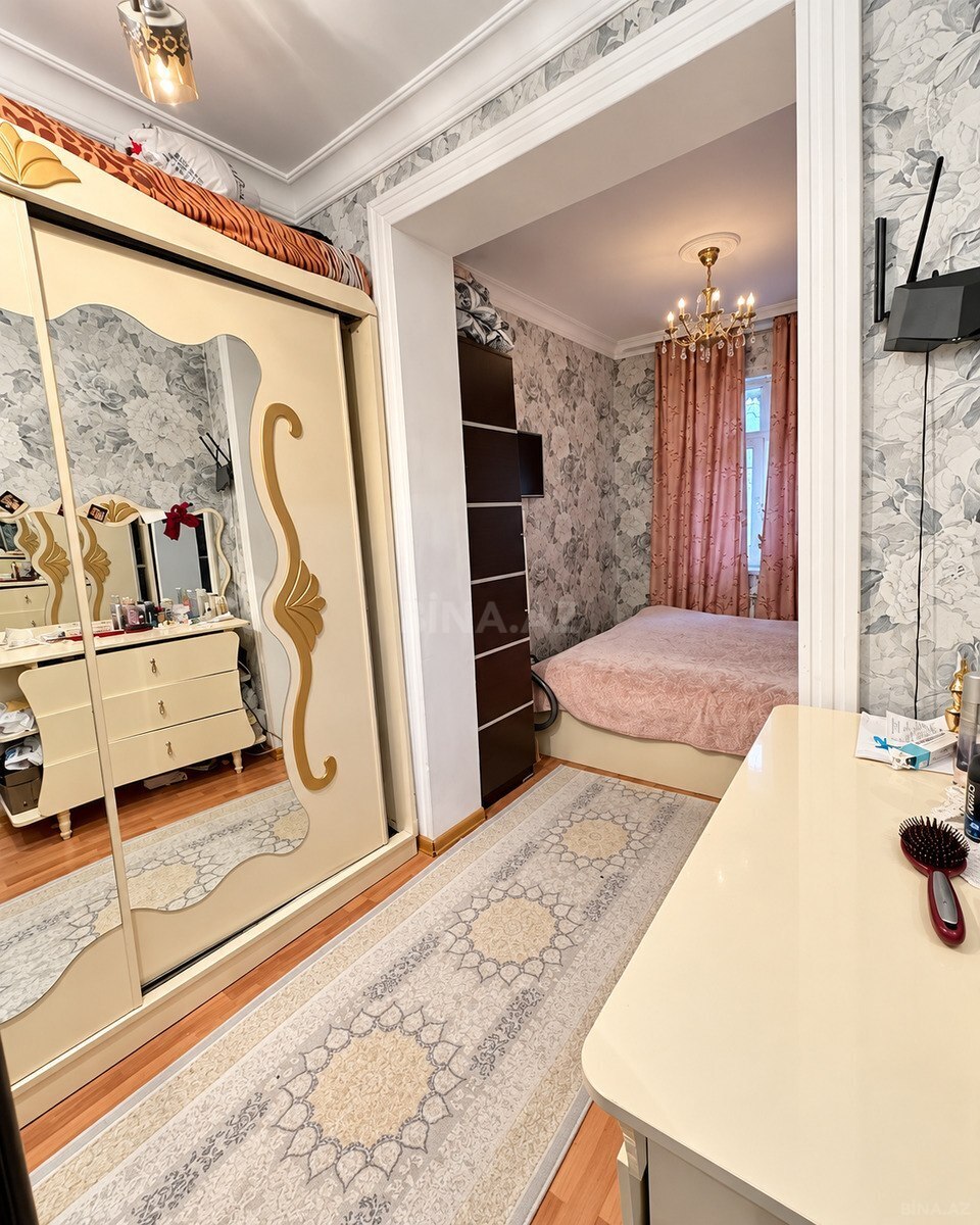 3 otaqlı Köhnə tikili, Memar Əcəmi m., Bakı