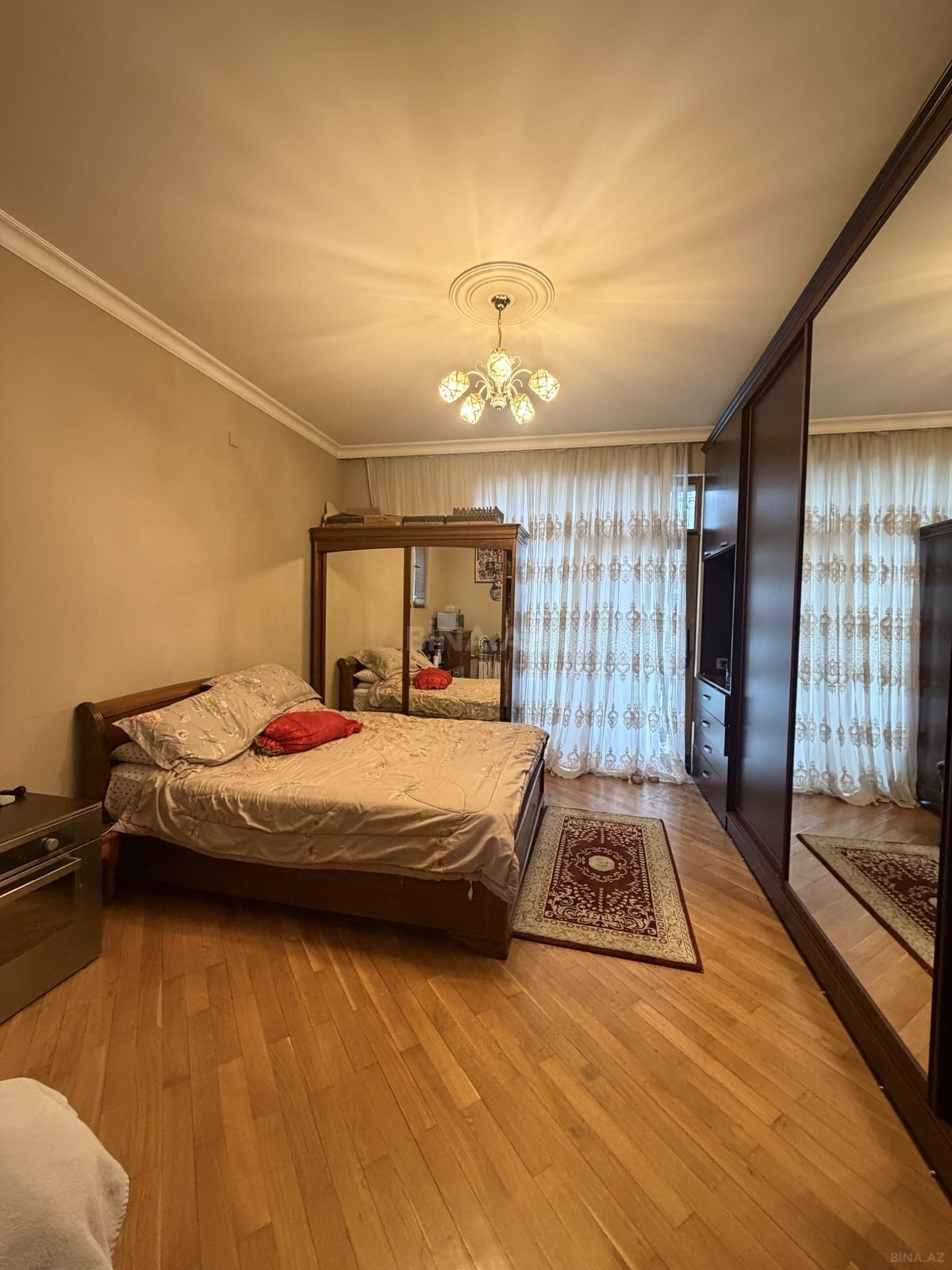 3 otaqlı Köhnə tikili, Şah İsmayıl Xətai m., Bakı
