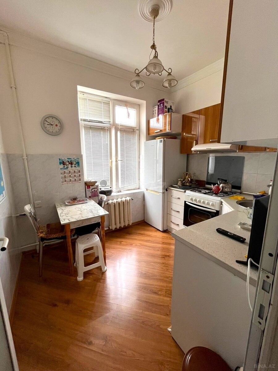 2 otaqlı Köhnə tikili, Elmlər Akademiyası m., Bakı