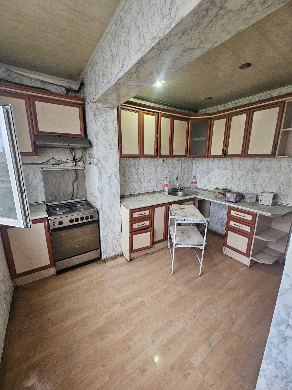 3 otaqlı Köhnə tikili, Memar Əcəmi m., Bakı