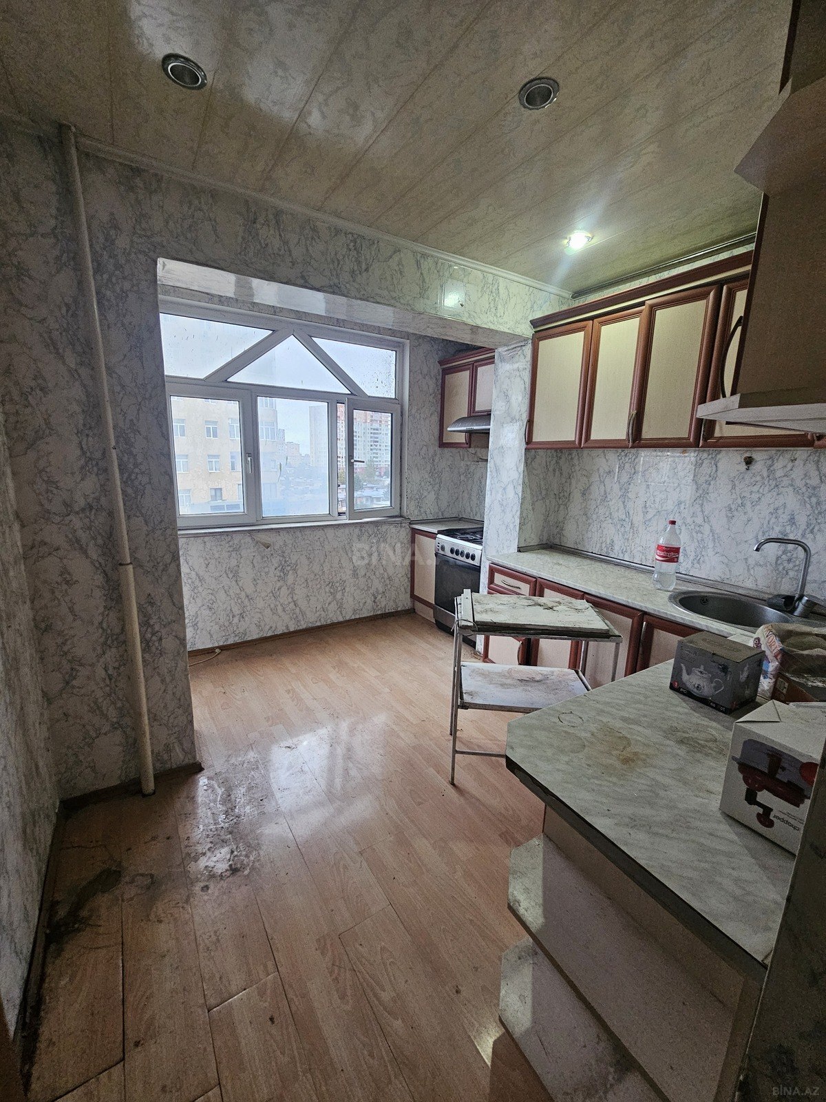 3 otaqlı Köhnə tikili, Memar Əcəmi m., Bakı