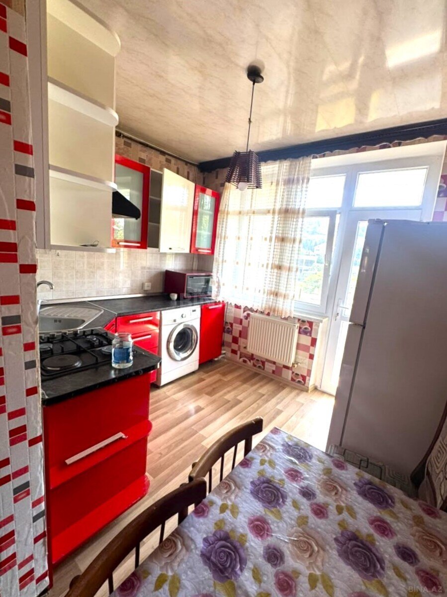3 otaqlı Köhnə tikili, Bakıxanov q., Bakı