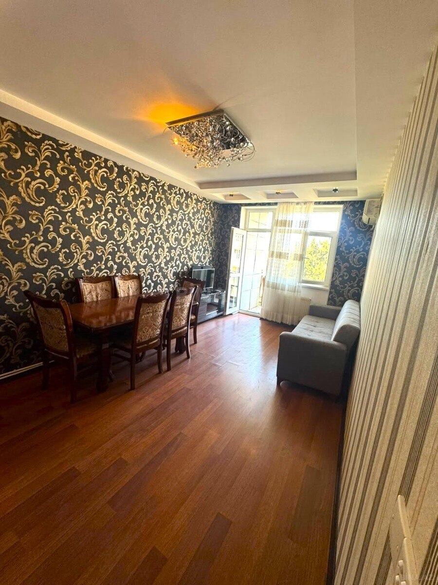 3 otaqlı Köhnə tikili, Bakıxanov q., Bakı