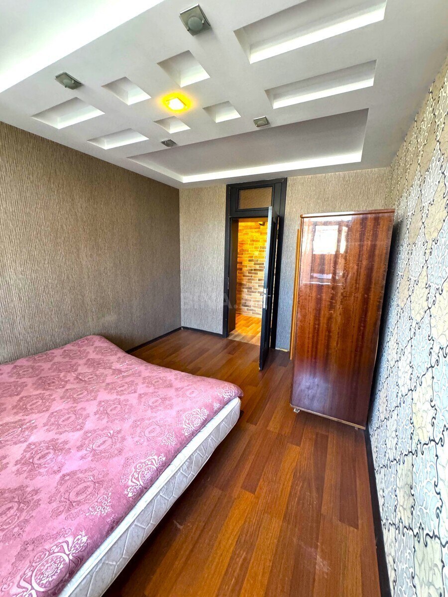 3 otaqlı Köhnə tikili, Bakıxanov q., Bakı
