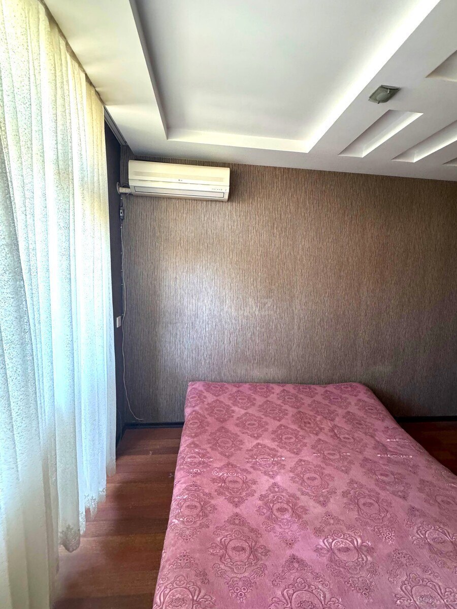 3 otaqlı Köhnə tikili, Bakıxanov q., Bakı