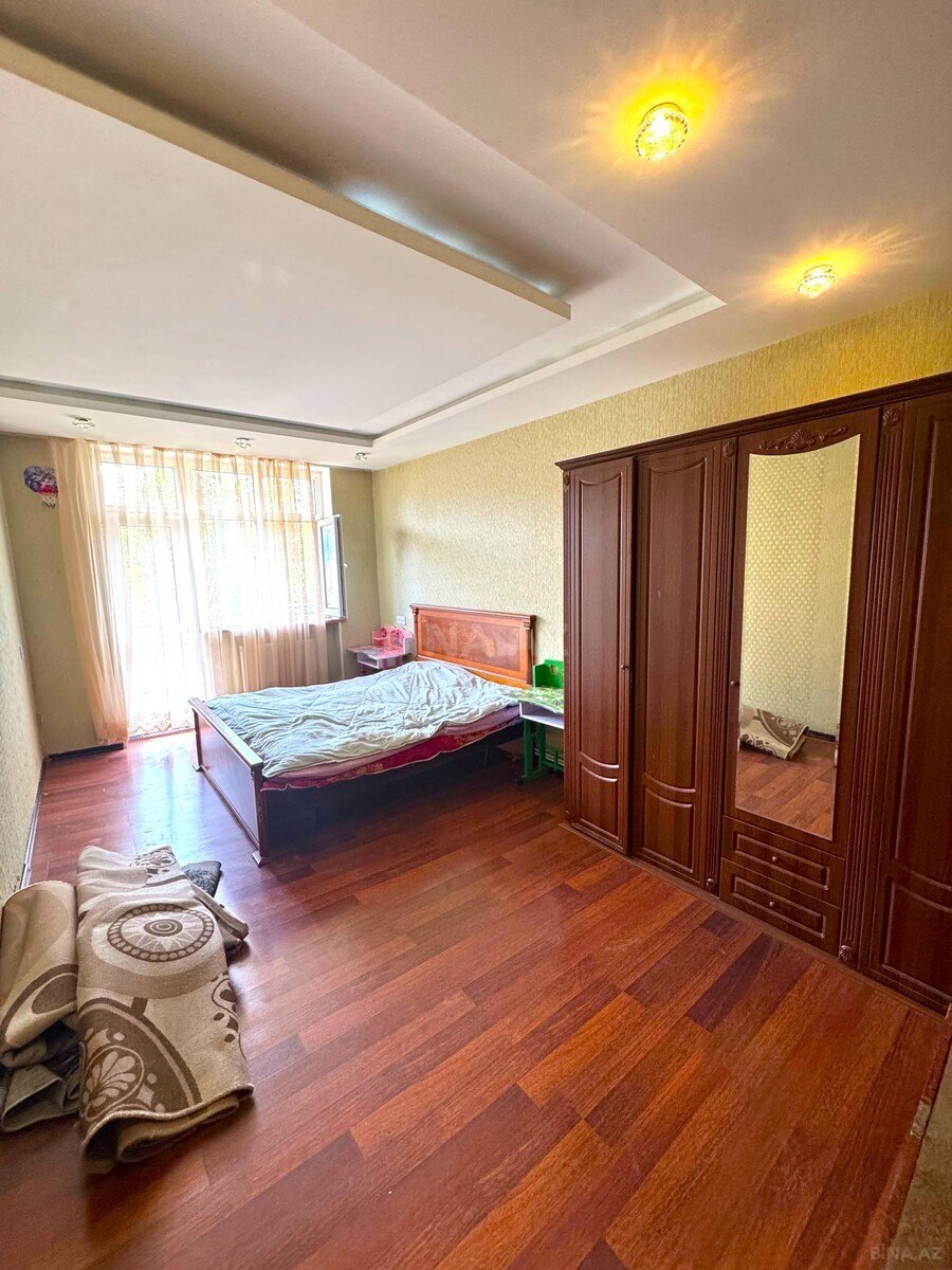 3 otaqlı Köhnə tikili, Bakıxanov q., Bakı