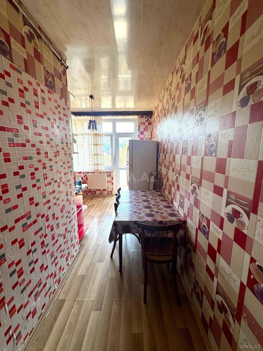 3 otaqlı Köhnə tikili, Bakıxanov q., Bakı