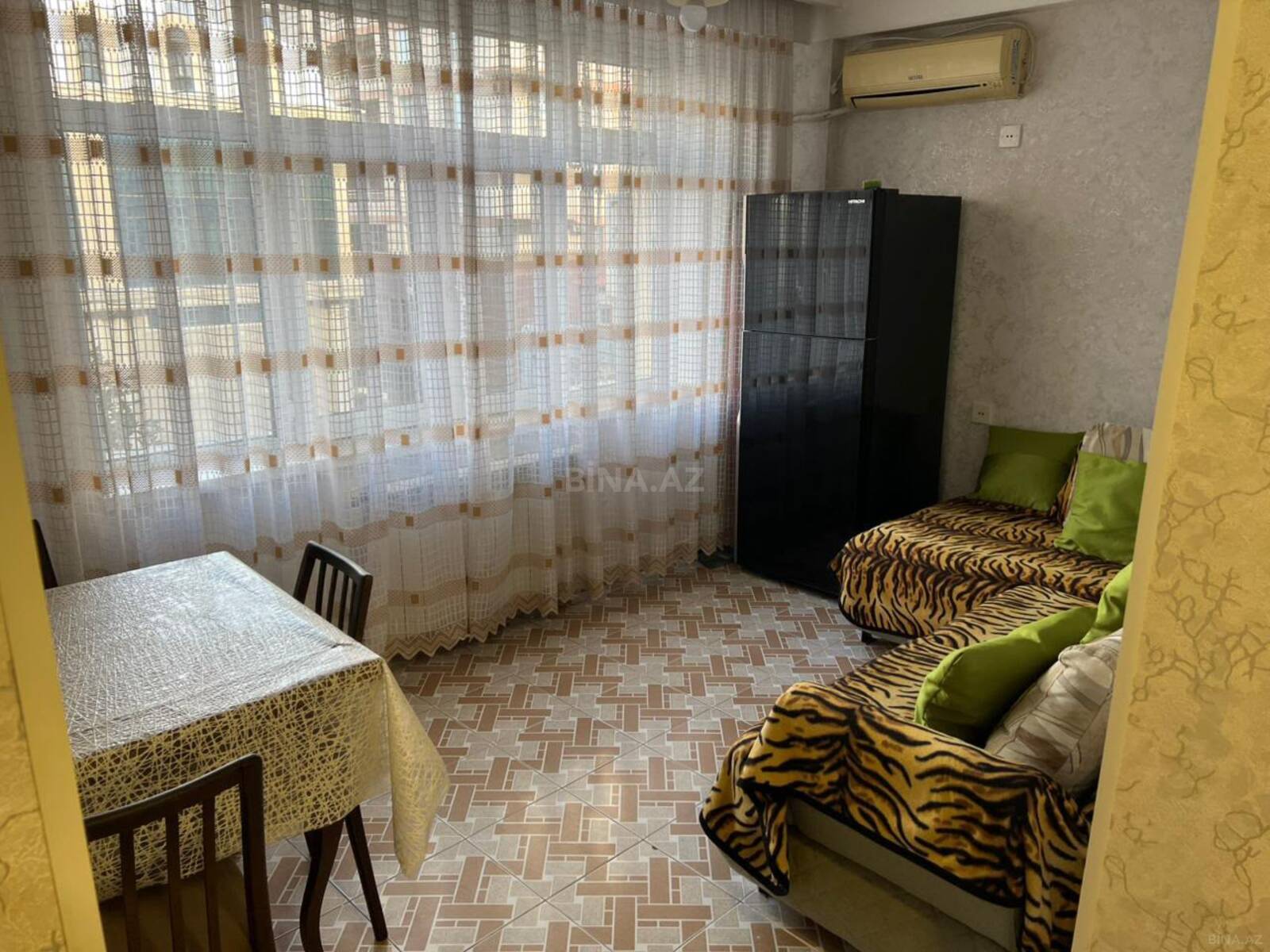 3 otaqlı Köhnə tikili, Nizami m., Bakı