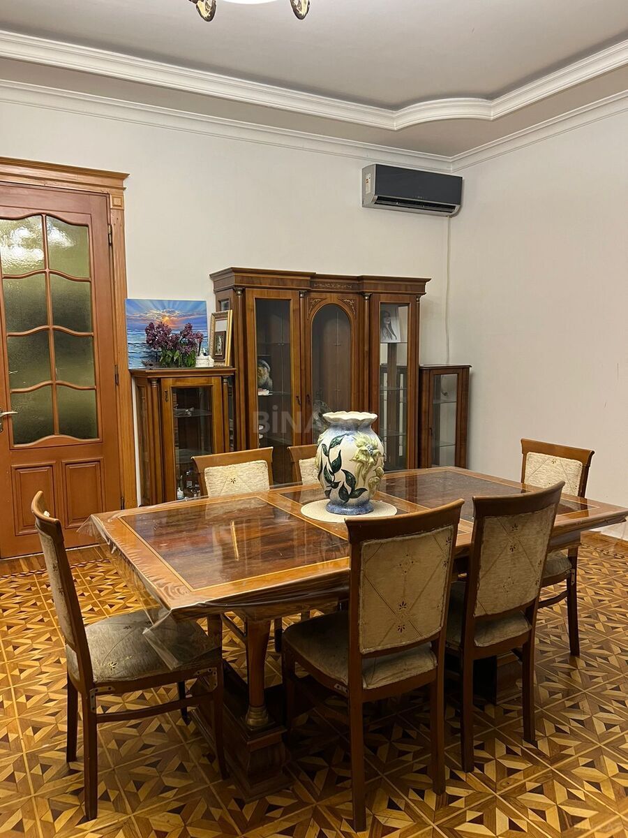 3 otaqlı Köhnə tikili, 28 May m., Bakı