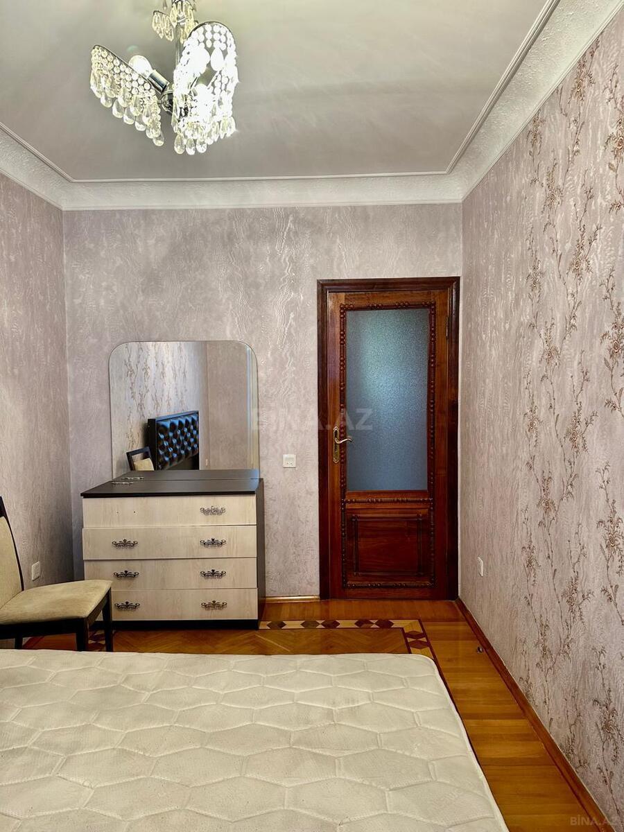 3 otaqlı Köhnə tikili, 8-ci mikrorayon q., Bakı