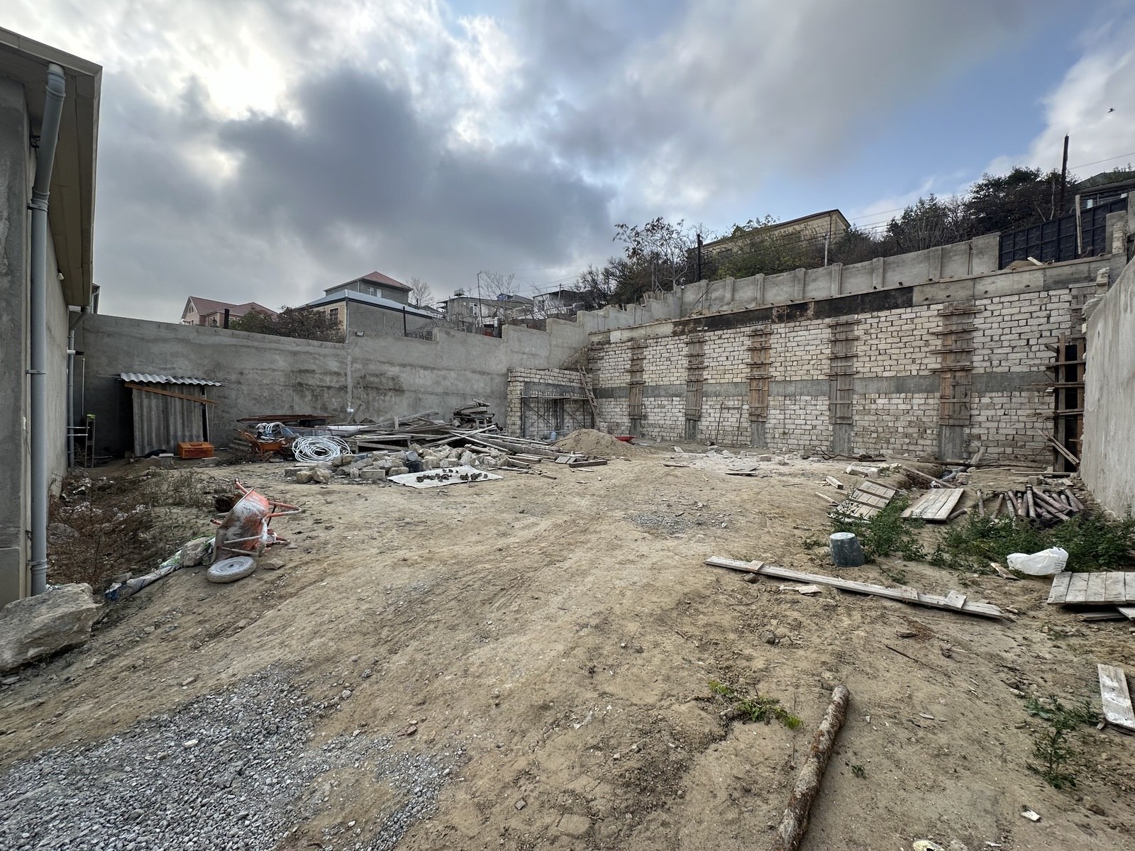 Torpaq Qaraçuxur q., Bakı
