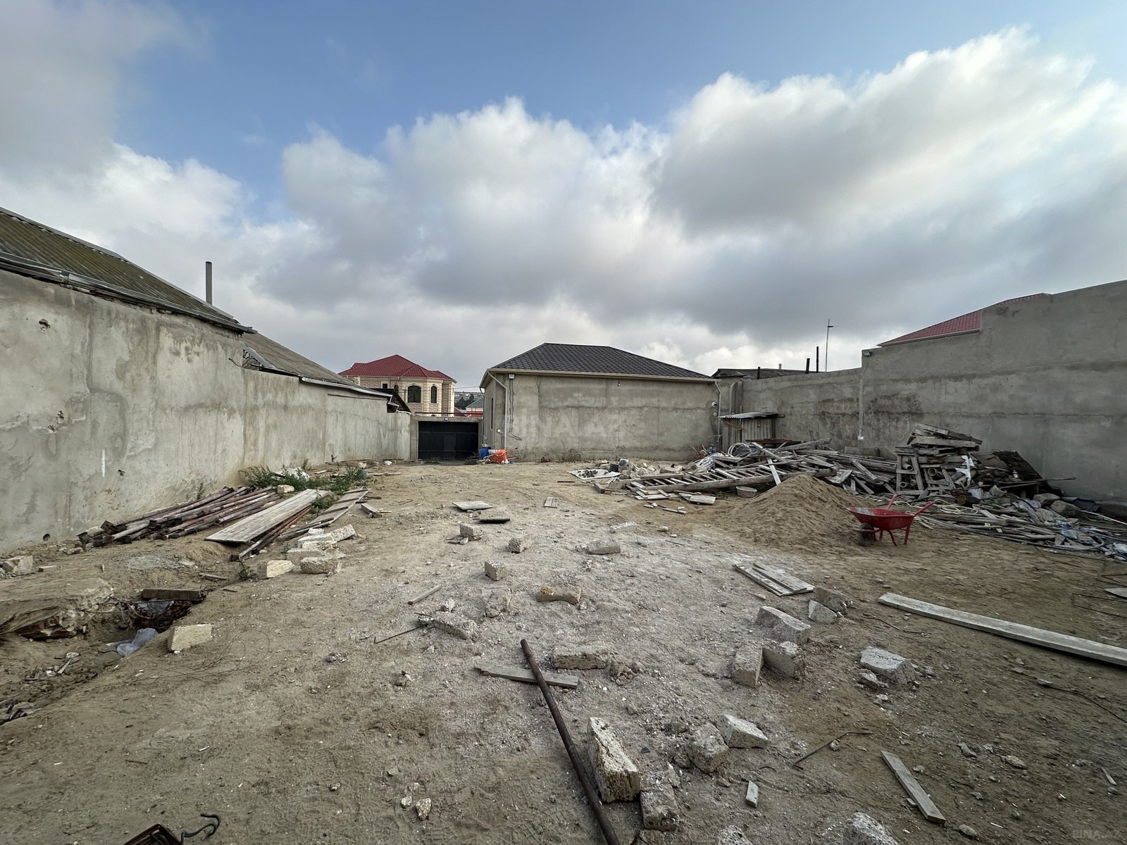 Torpaq Qaraçuxur q., Bakı