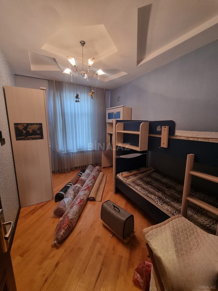 3 otaqlı Köhnə tikili, Şah İsmayıl Xətai m., Bakı