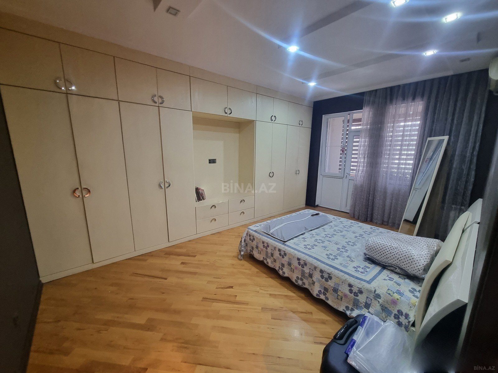 3 otaqlı Köhnə tikili, Şah İsmayıl Xətai m., Bakı