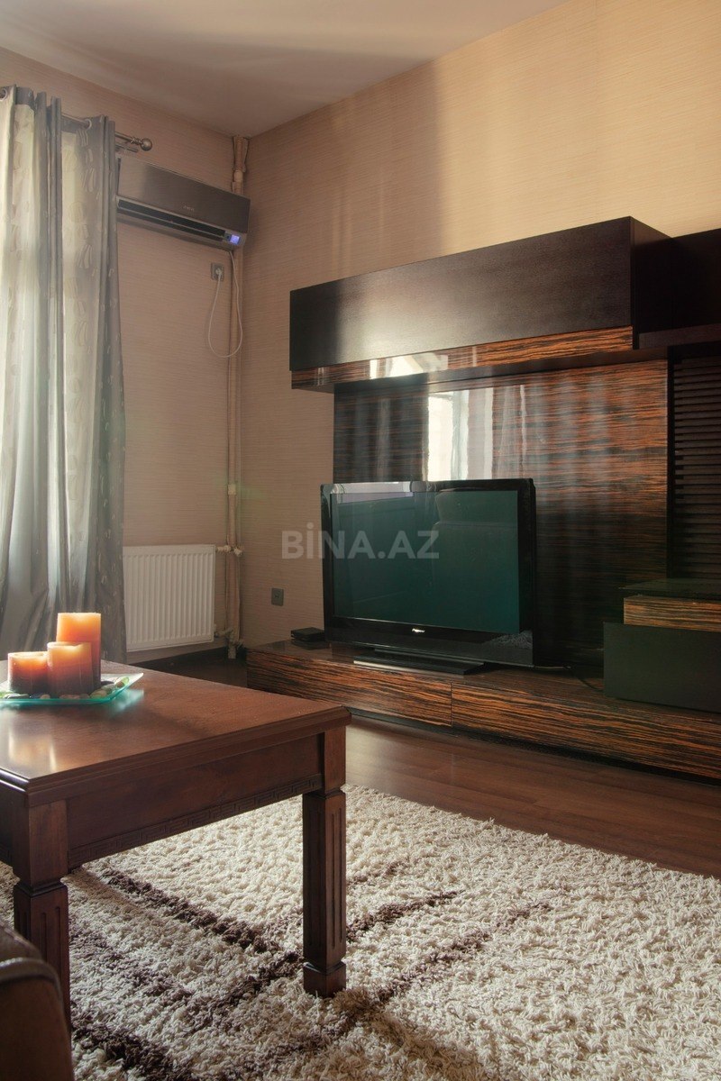 3 otaqlı Köhnə tikili, Şah İsmayıl Xətai m., Bakı