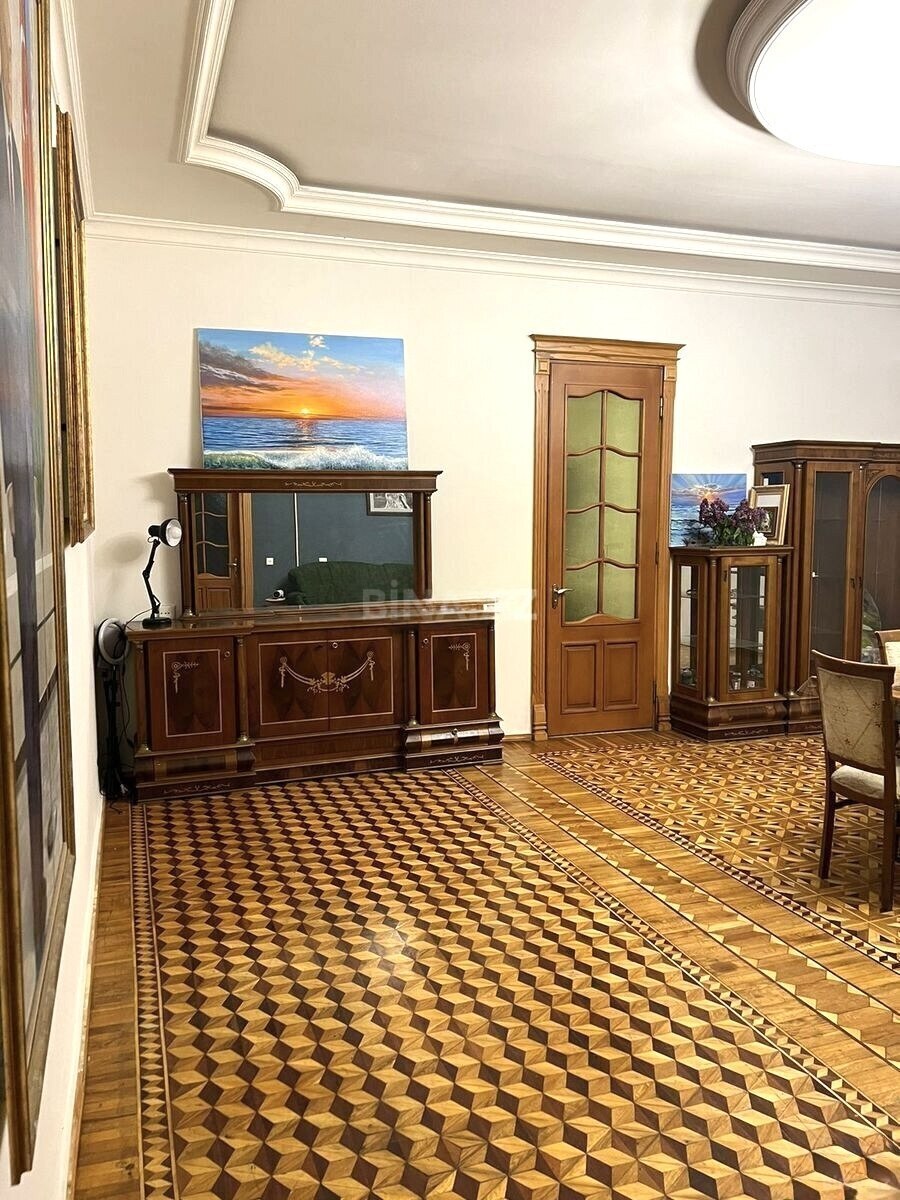 3 otaqlı Köhnə tikili, 28 May m., Bakı