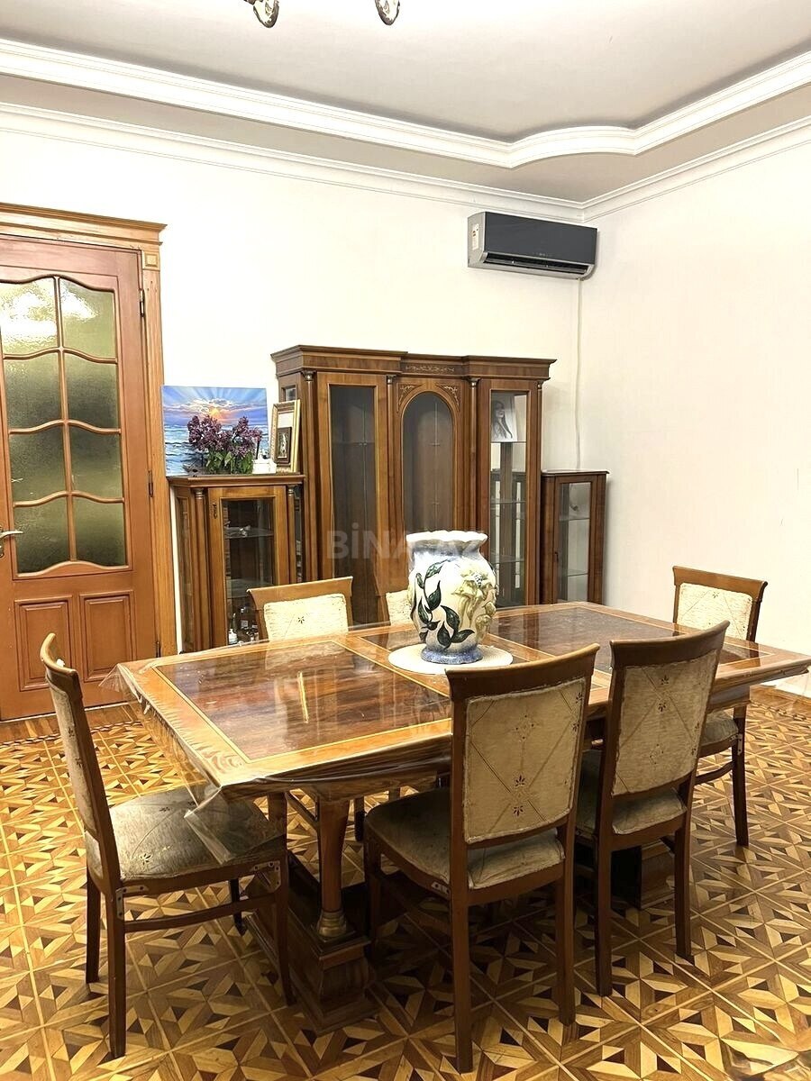 3 otaqlı Köhnə tikili, 28 May m., Bakı