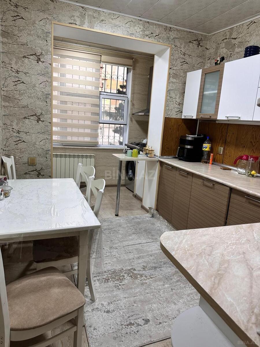 4 otaqlı Köhnə tikili, Bakıxanov q., Bakı