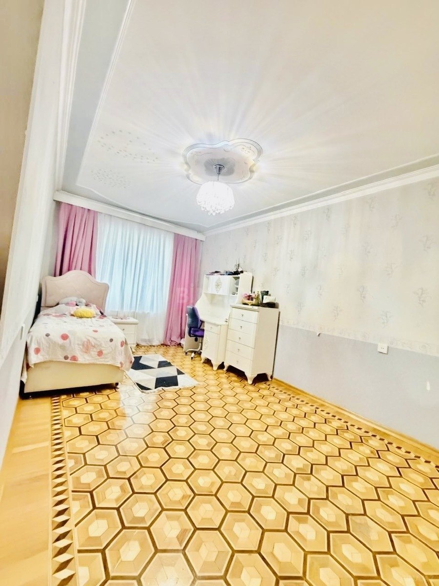 4 otaqlı Köhnə tikili, Elmlər Akademiyası m., Bakı